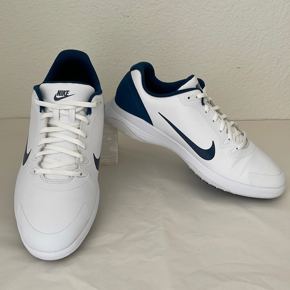 Men’s NIKE INFINITY G SPIKELESS golf shoes.